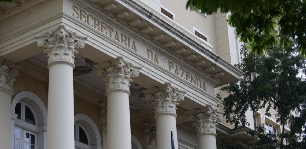 Estado quita salários de servidores que ganham até R$ 2.250,00
