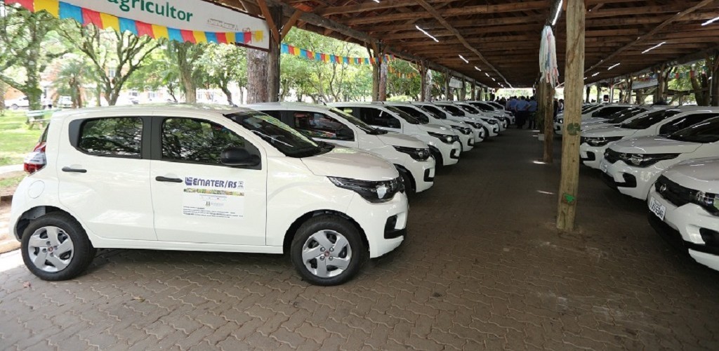 Assistência à agricultura familiar recebe 220 carros e computadores