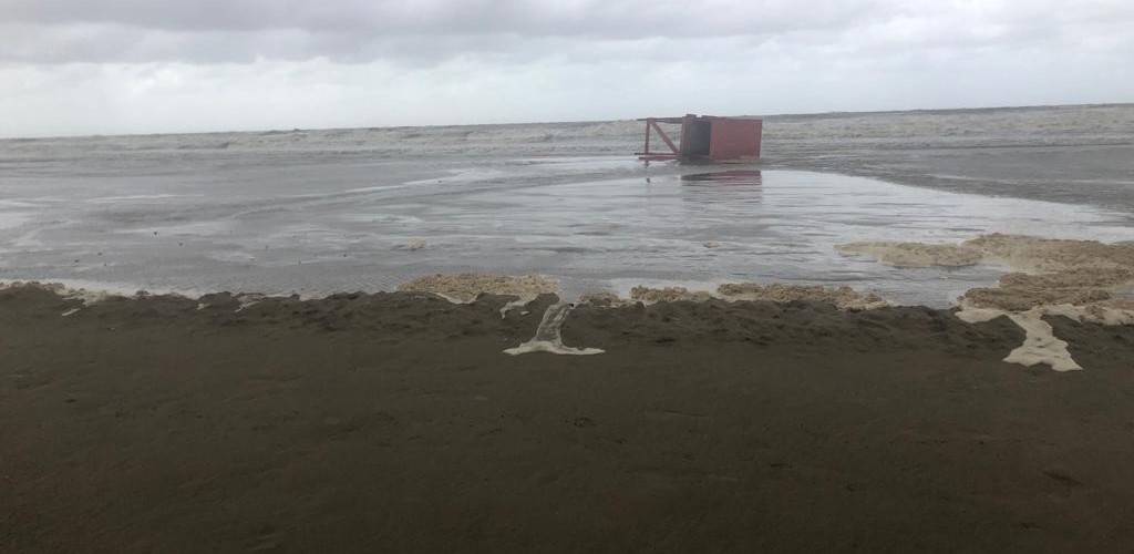Elevação da maré danifica guaritas de guarda vidas no Cassino