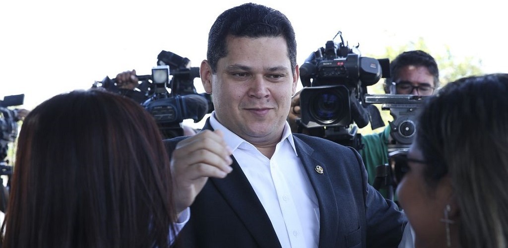 Bolsonaro retorna ao Planalto na próxima semana, diz Alcolumbre
