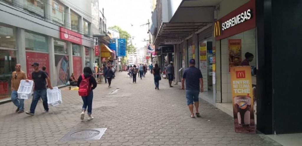 Comerciantes no Calçadão e Praça Xavier Ferreira são fiscalizados