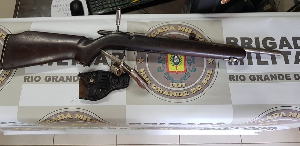 Brigada Militar prende homens por porte ilegal de armas