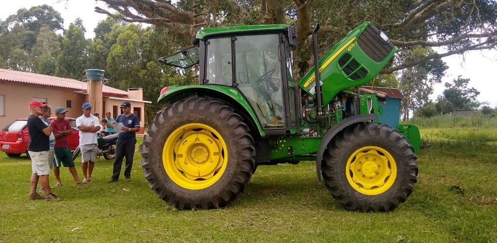 Patrulha agrícola disponibiliza trator para trabalhar nas associações