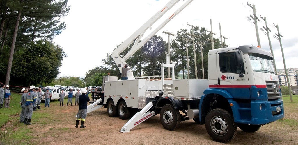 CEEE segue nas ruas para restabelecer o fornecimento de energia