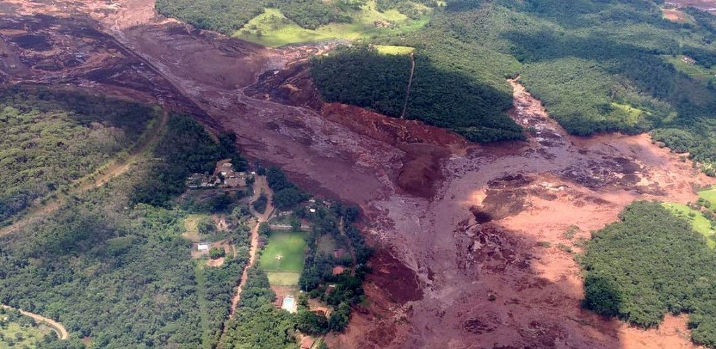 Bombeiros estimam cerca de 200 desaparecidos após barragem se romper