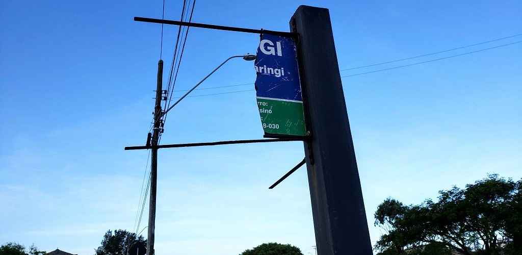 Placas de ruas danificadas prejudicam identificação no Centro e no Cassino