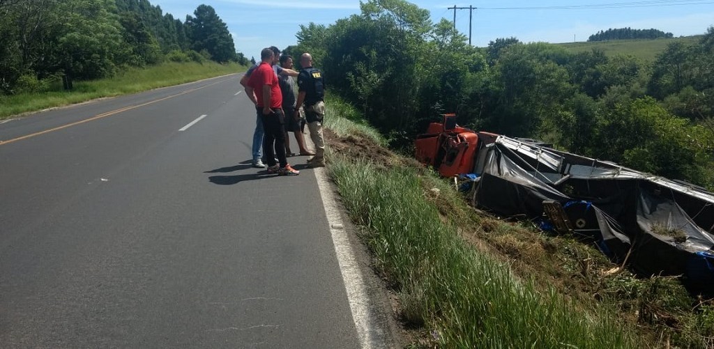 PRF faz operação para retirar carga de caminhão tombado na BR-116