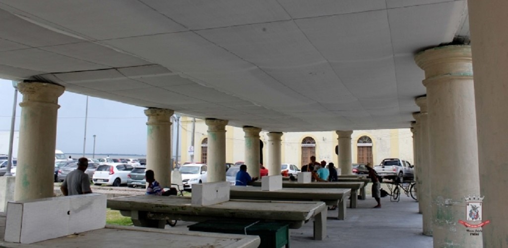 Telas são instaladas nas docas do mercado 