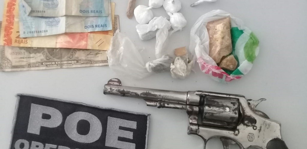 Dois homens, entre eles um foragido, foram presos por tráfico de drogas pela BM