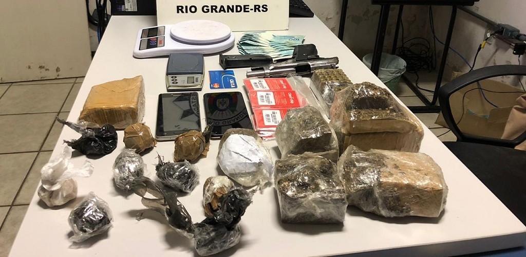 PC apreende drogas, armas e munições no bairro São João