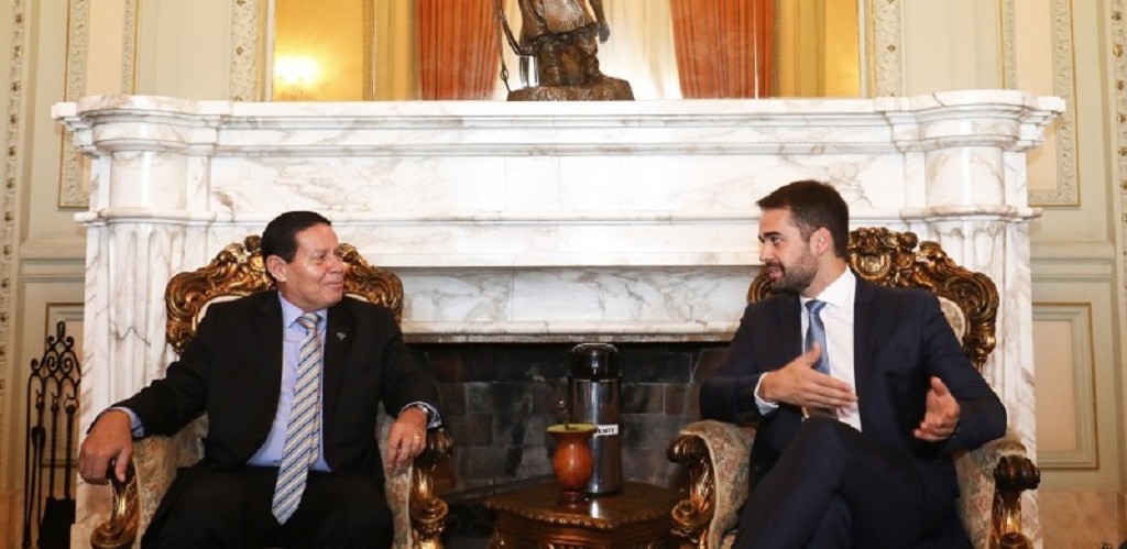 Eduardo Leite recebe General Mourão, presidente em exercício