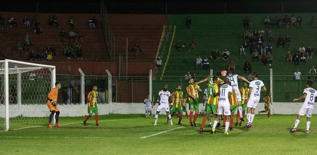 São Paulo vence e assume a liderança da chave