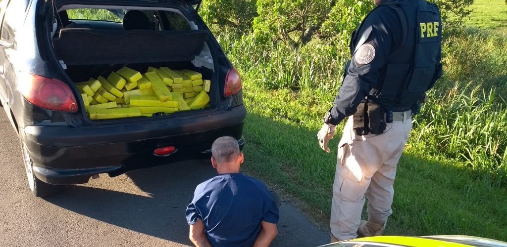 PRF prende homem em veículo clonado e carregado com 110 kg de drogas