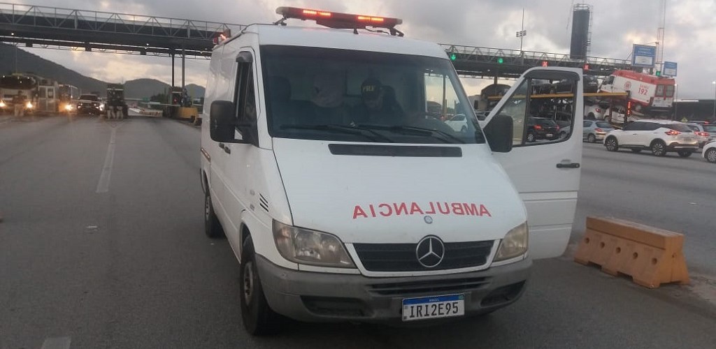 Falsa ambulância rio-grandina carregada com 80 kg de polvo é apreendida pela PRF em SC
