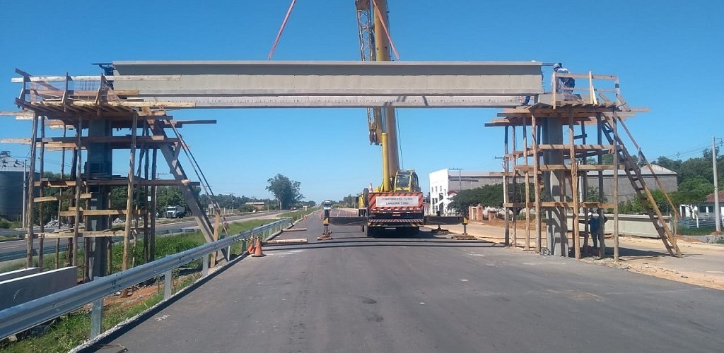 Vigas de passarelas na BR-116 começam a ser lançadas