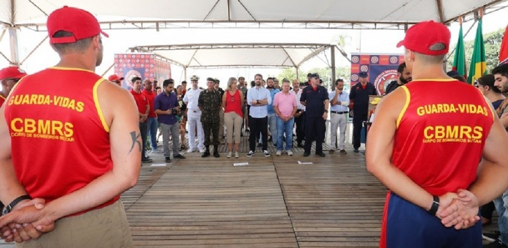 "Tínhamos que sair da água com vida e com as vítimas", diz guarda-vida homenageado