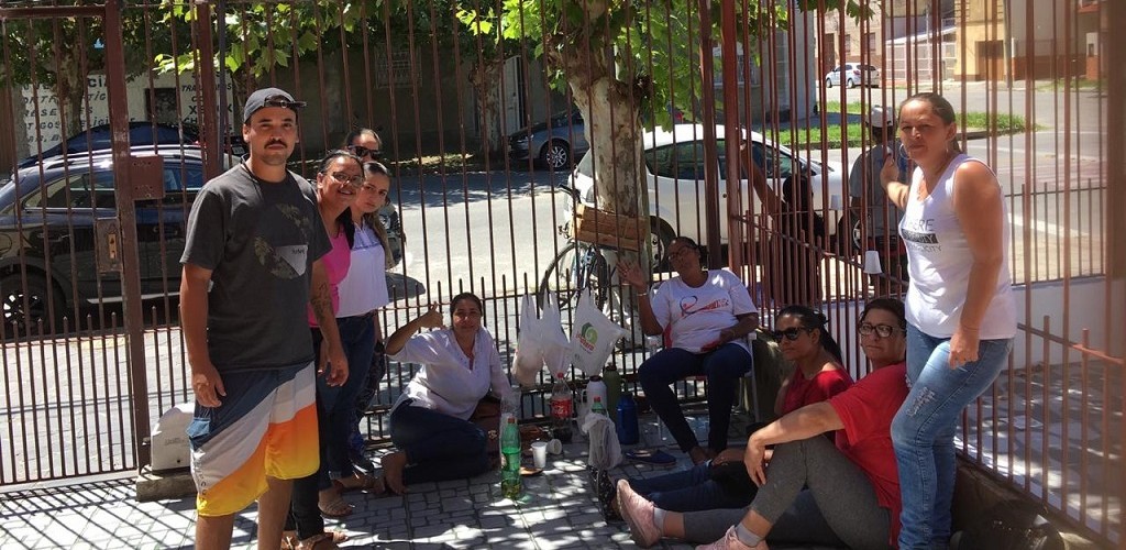 Ex-funcionários de empresa terceirizada protestaram por falta de pagamento