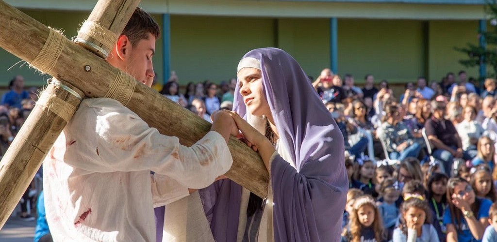 Via Sacra é encenada por estudantes 