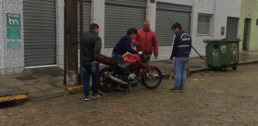 Homem morre ao colidir moto contra poste na Aquidaban