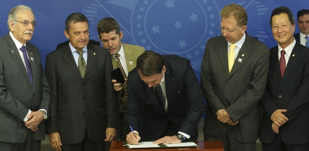 Bolsonaro extingue horário de verão