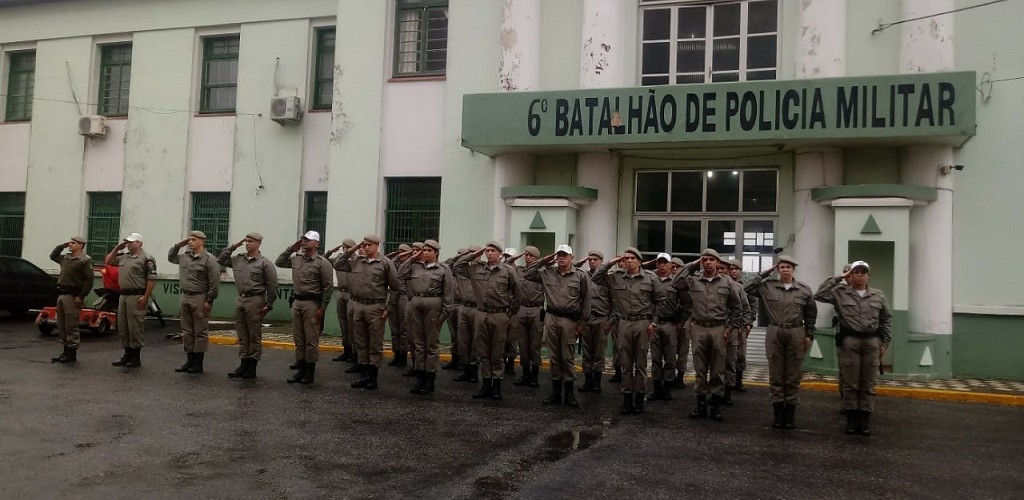 Policiais de RG prestam homenagem a colega morto durante cerco a assaltantes, no noroeste do estado