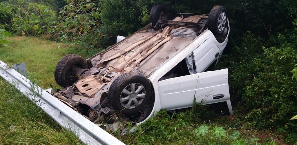 Jovem capota carro na Curva do Mel, na ERS 734