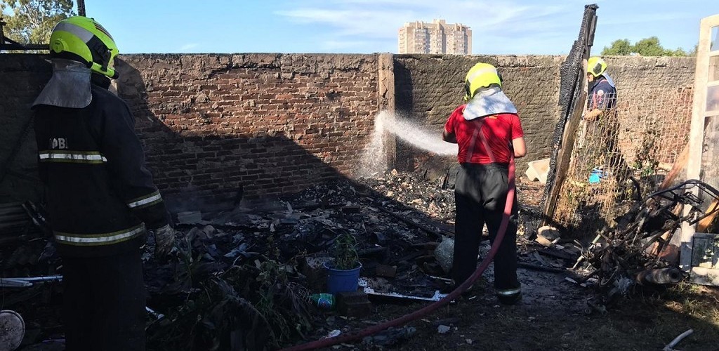 Casa pega fogo no bairro Cidade Nova