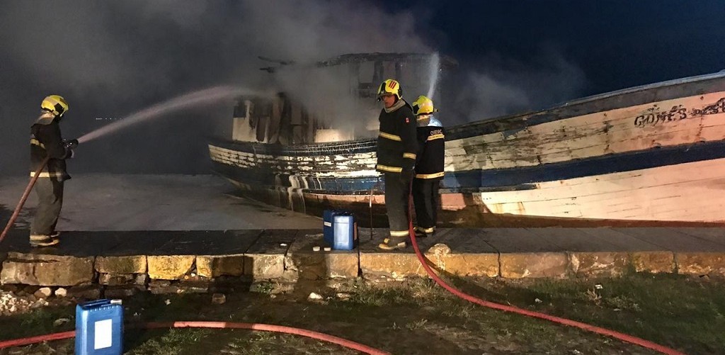 Barco é consumido pelo fogo no Cais do Porto Velho