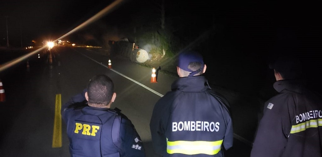 Caminhão com ácido clorídrico tomba na BR 116, em Turuçu