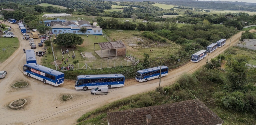 Prefeitura de Pelotas apresenta frota do transporte rural