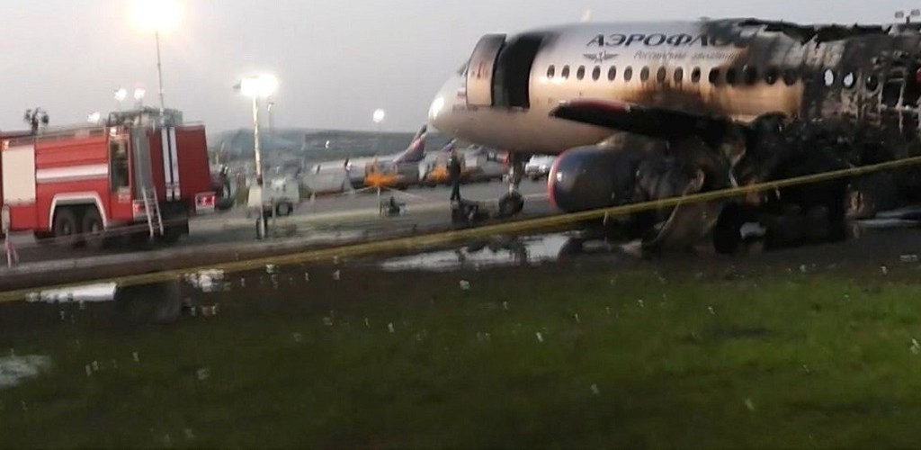 Incêndio em avião russo deixa pelo menos 41 pessoas mortas