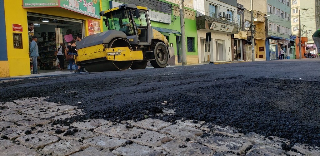 Secretaria de Infraestrutura realiza asfaltamento de ruas da zona central