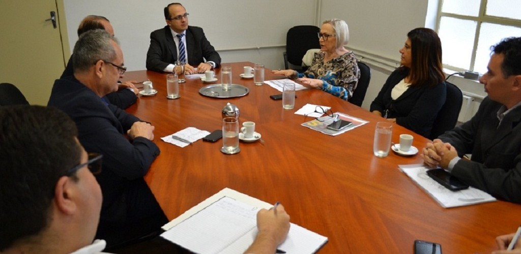 Estado abre mesa de negociação com municípios para discutir passivo na área da Saúde