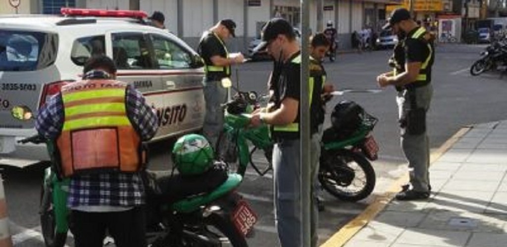 Operação fiscaliza pontos de mototáxi