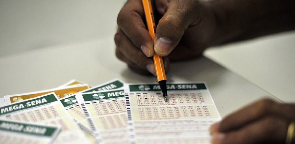 Mega-Sena deixa ganhador 30 vezes mais rico que 'rico médio' brasileiro