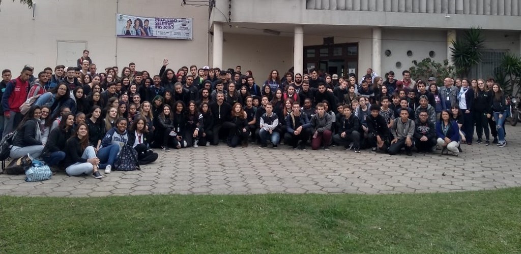 Campus Rio Grande do IFRS realiza "abraço" ao Instituto