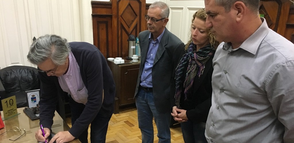 Parceria entre Executivo e Legislativo possibilita impressão de livros para autores interessados 