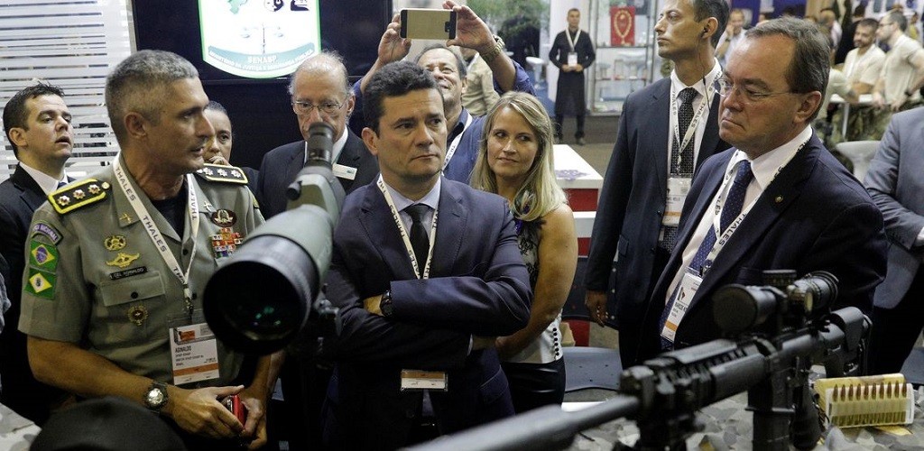 Moro diz que "policiais não precisam tomar tiro de fuzil para reagir"