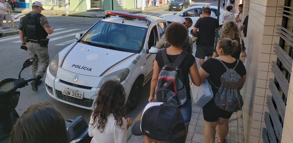 Assaltante é detido por populares até a chegada da polícia na Rua 24 de Maio