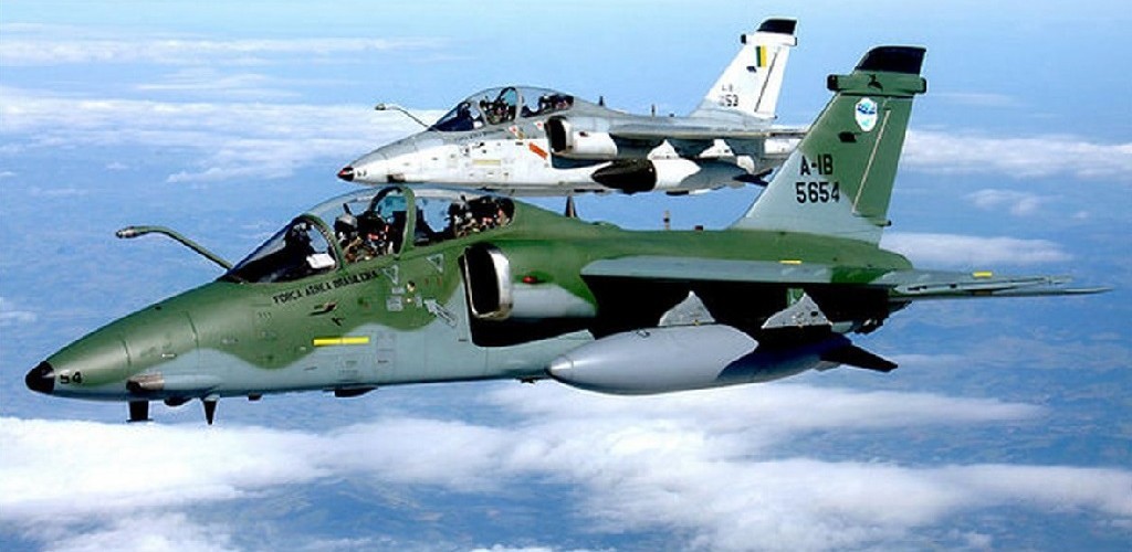 Caça da FAB cai em área de vegetação em Viamão