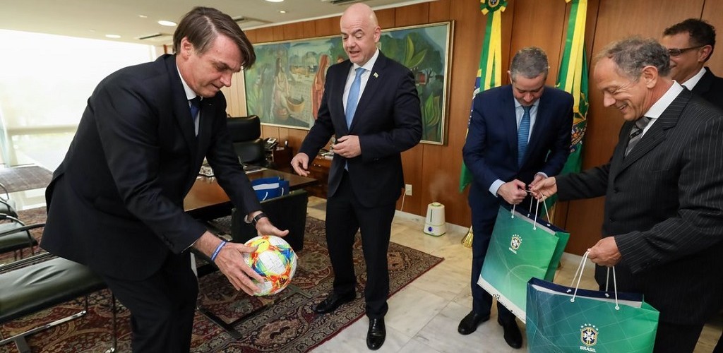 Bolsonaro recebe presidentes da Fifa e da CBF