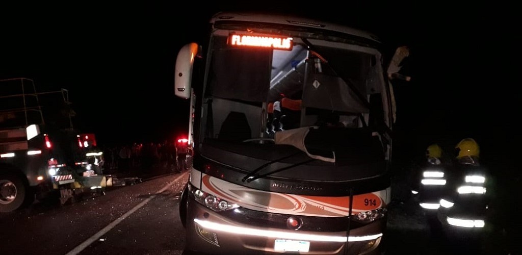Acidente com ônibus uruguaio causa a morte de duas pessoas na BR 116