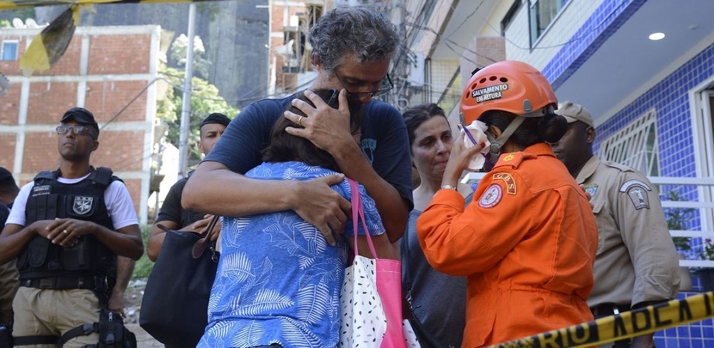 Bombeiros encontram mais um corpo; número de mortos sobe para 10
