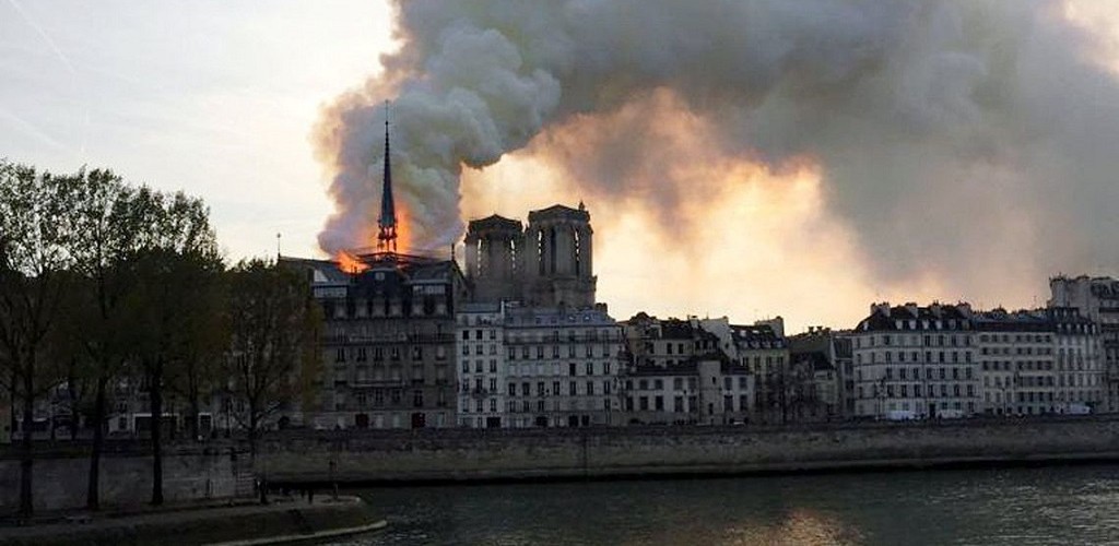 Incêndio atinge Catedral de Notre-Dame em Paris