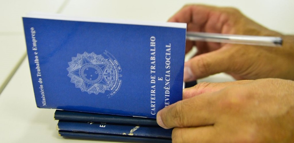 Depois de quatro anos em queda, carteira assinada volta a crescer