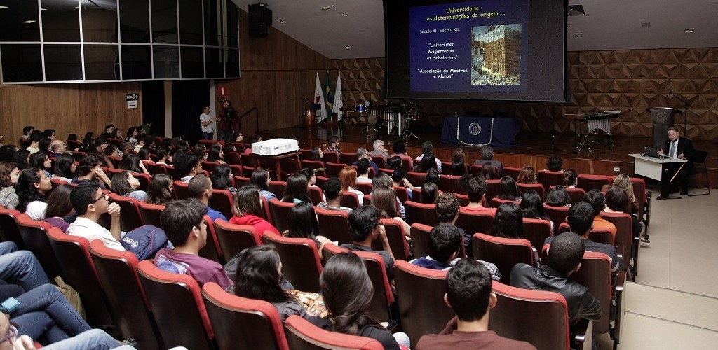 Cursos com maior número de vagas no Sisu são administração e pedagogia