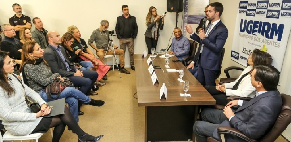 Em agenda de diálogo, Leite visita sindicato de servidores da Polícia Civil