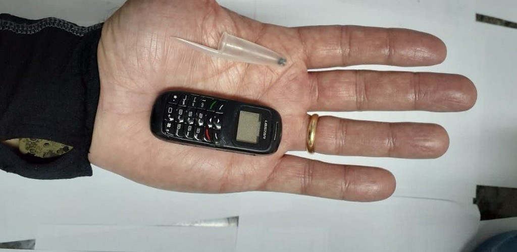 Celular do tamanho de uma tampa de caneta é apreendido em presídio