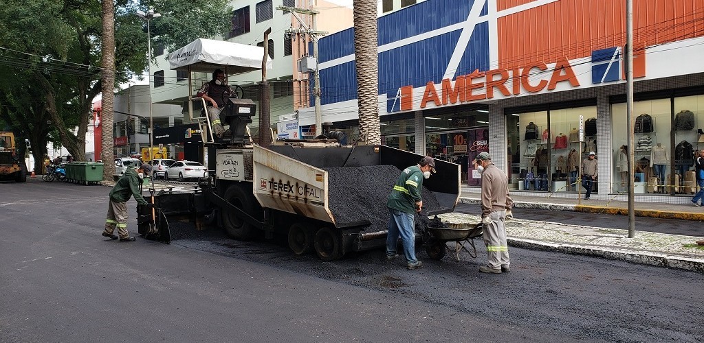 Rua Duque de Caxias começa a receber pavimentação asfáltica