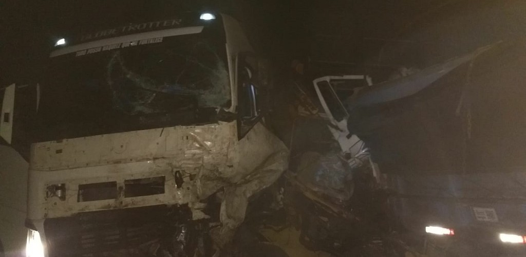 Estado de saúde de caminhoneiro envolvido em acidente é considerado grave